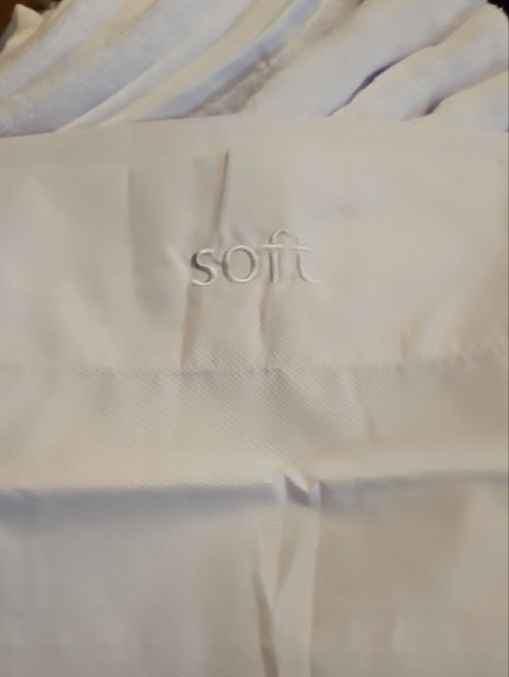 NWOT Set Of 4 Hotel KING sz Pillowcases "Soft" Embroidered On Them - Picture 3 of 3